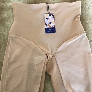 NWT HONEYLOVE Shapewear Mid-Waist Short